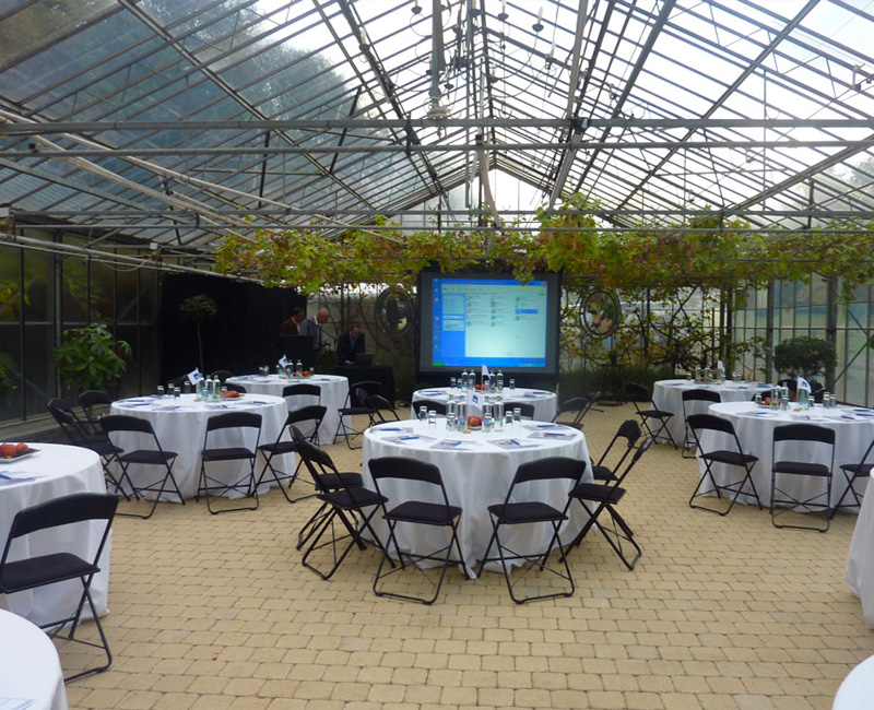 Événement dans les serres avec projection et tables rondes