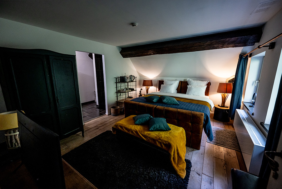 Chambre luxueuse avec parquet en bois du Moulin du Domaine de Béronsart