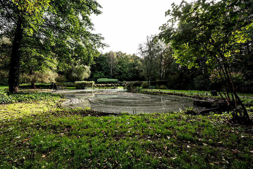 L'étang du jardin du Domaine de Béronsart entouré de verdure et d'arbres