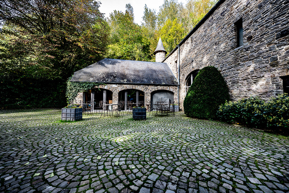 La cour extérieur en pavé du Moulin du Domaine de Béronsart