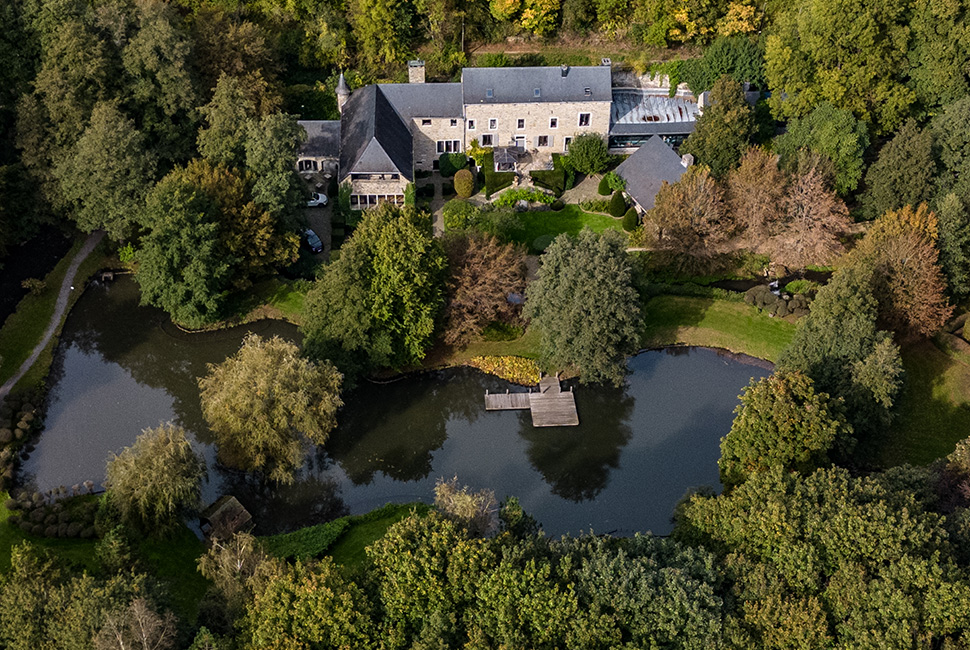 Vue aérienne du Domaine de Béronsart sur l'étang, le jardin et le moulin