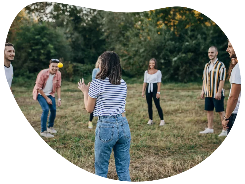 Une groupe de personnes qui jouent à un jeu à l'extérieur